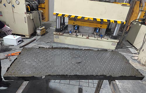 復合電纜溝蓋板模壓成型-315噸四柱液壓機