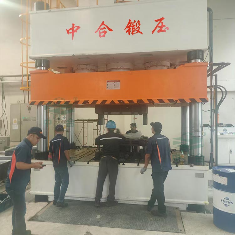 1000噸汽車配件成型液壓機(jī)調(diào)試現(xiàn)場.jpg