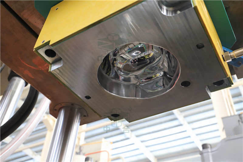 芳綸纖維頭盔上模